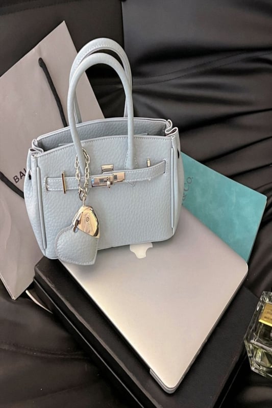 Platinasta torbica za žene, novi model 2026., svestrana za svakodnevnu upotrebu, premium dojam, crossbody i torba preko ramena