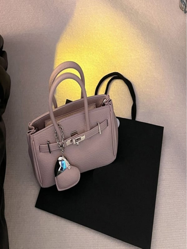 Platinasta torbica za žene, novi model 2026., svestrana za svakodnevnu upotrebu, premium dojam, crossbody i torba preko ramena