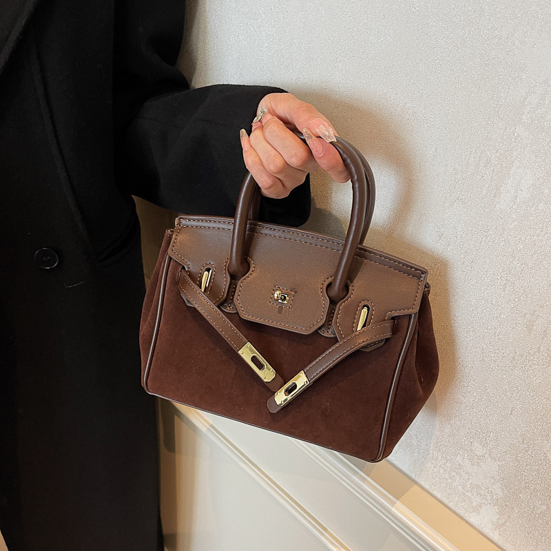 Ženska torba Kelly, proljeće 2025, mat završetak, platina boja, srednje veličine, crossbody preko ramena