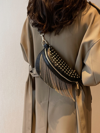 Ženska PU crossbody torba sa širokom remenom, metalnim ekama i resama