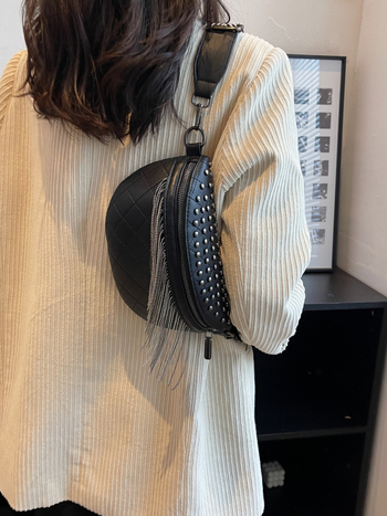 Ženska PU crossbody torba sa širokom remenom, metalnim ekama i resama