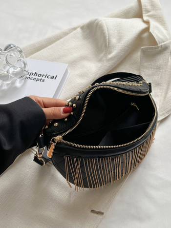 Ženska PU crossbody torba sa širokom remenom, metalnim ekama i resama