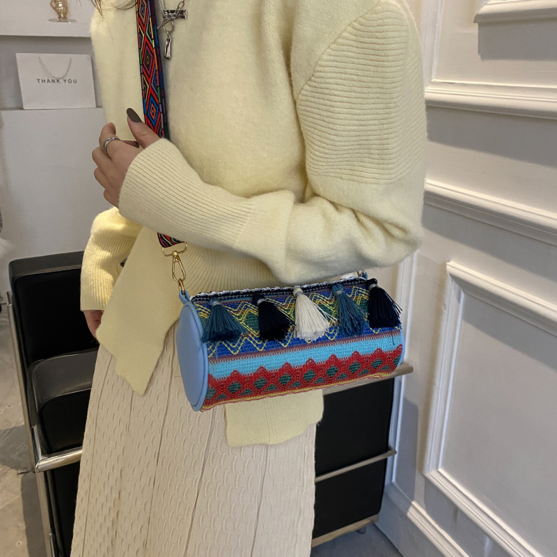 Etno stil crossbody torba s resicama, cilindričnog oblika, šarena vezenja, proljeće 2026