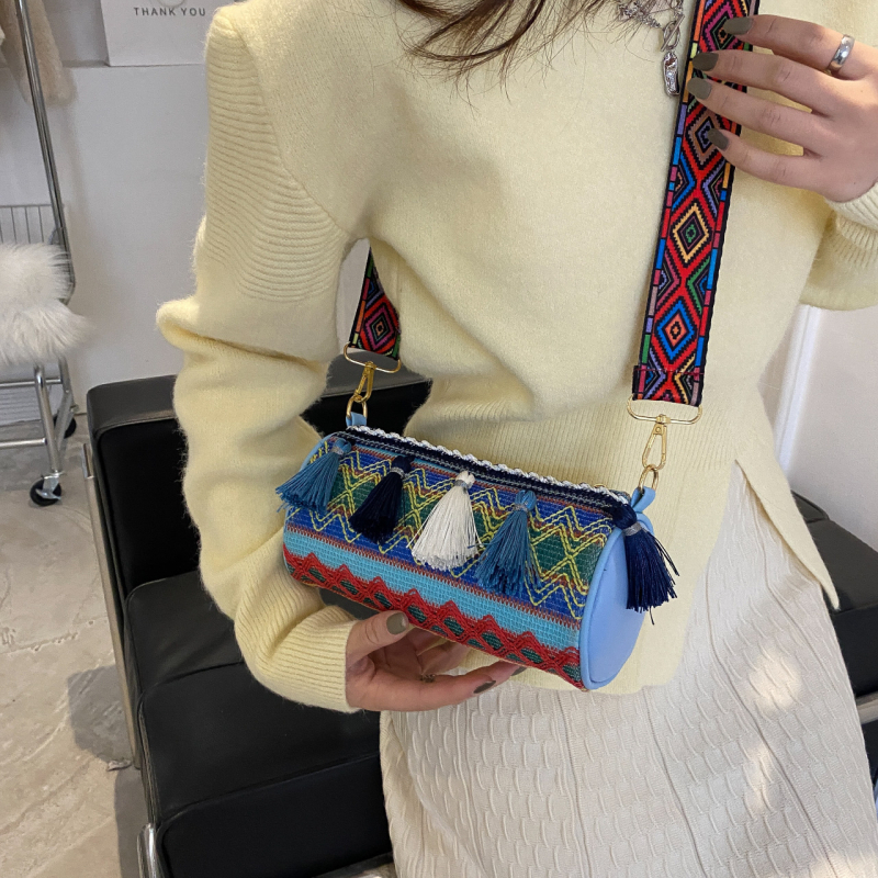 Etno stil crossbody torba s resicama, cilindričnog oblika, šarena vezenja, proljeće 2026