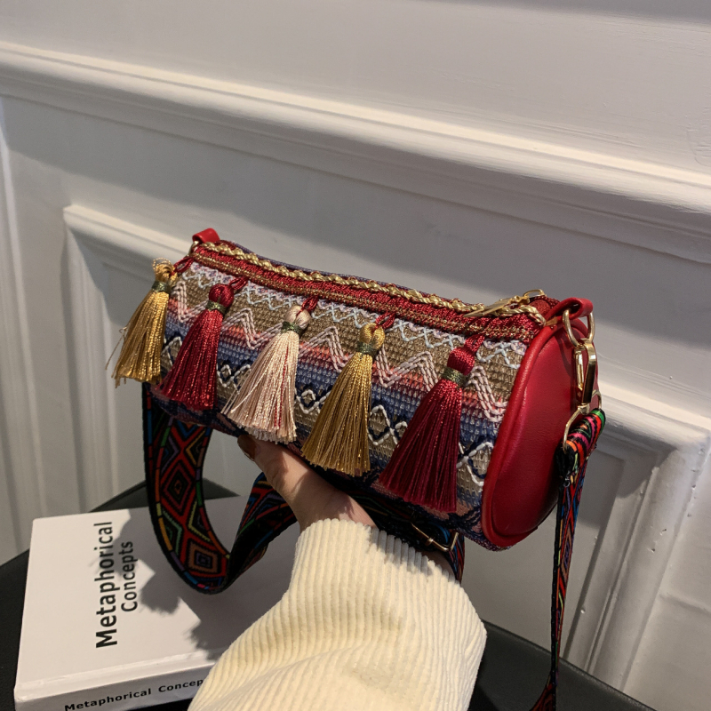 Etno stil crossbody torba s resicama, cilindričnog oblika, šarena vezenja, proljeće 2026