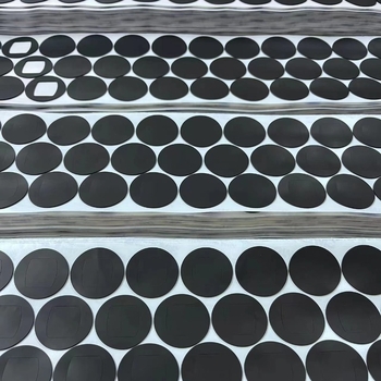 Padă anti-alunecare din silicon negru pentru ventilatorul carcasei, cu textură plasă și finisaj mat, picioare rotunde albe autoadezive