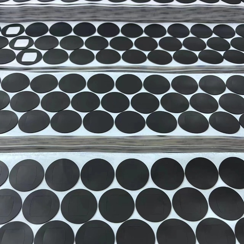 Padă anti-alunecare din silicon negru pentru ventilatorul carcasei, cu textură plasă și finisaj mat, picioare rotunde albe autoadezive