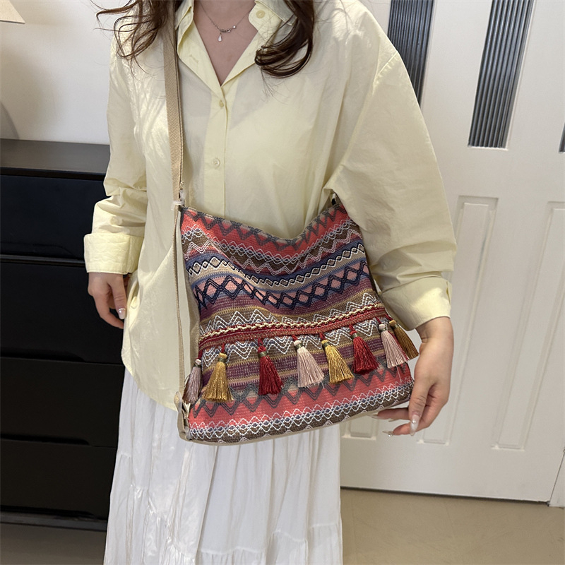 Ženska torba u etničkom stilu, jesenska kolekcija 2025, tote torba s resicom i crossbody remenom