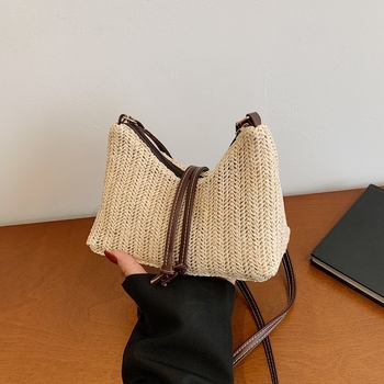 Ženska torbica od pletene trave – lagana, jednobojna, s ramenskim remenom (crossbody), minimalistički stil, 2026