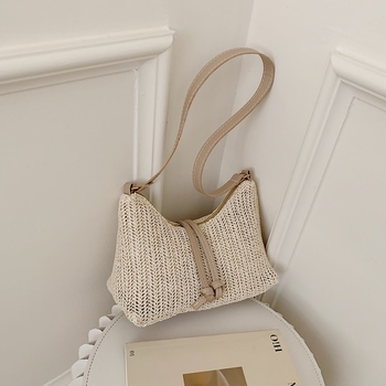 Ženska torbica od pletene trave – lagana, jednobojna, s ramenskim remenom (crossbody), minimalistički stil, 2026