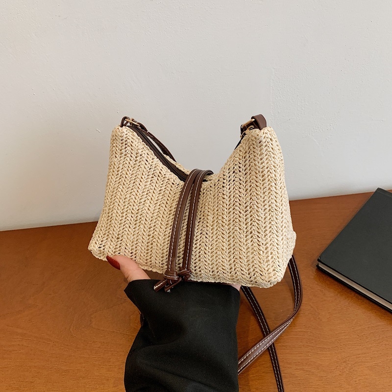 Ženska torbica od pletene trave – lagana, jednobojna, s ramenskim remenom (crossbody), minimalistički stil, 2026