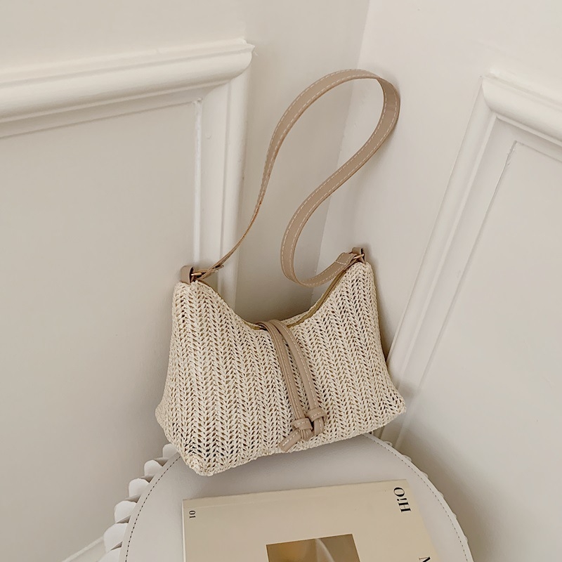 Ženska torbica od pletene trave – lagana, jednobojna, s ramenskim remenom (crossbody), minimalistički stil, 2026