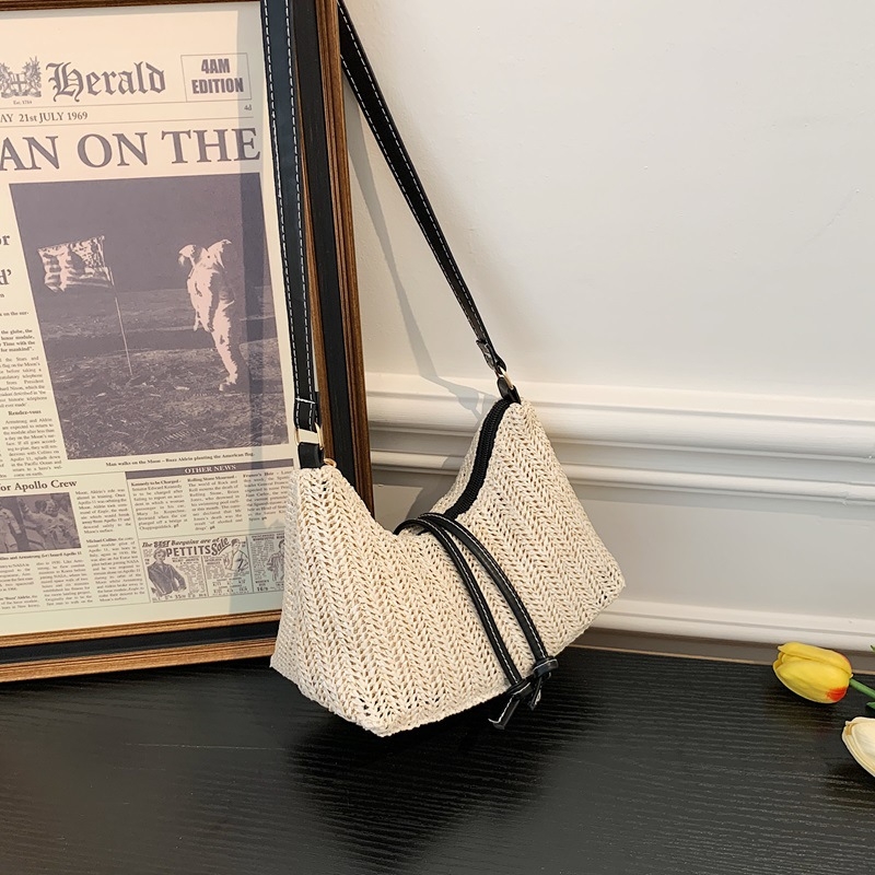 Ženska torbica od pletene trave – lagana, jednobojna, s ramenskim remenom (crossbody), minimalistički stil, 2026