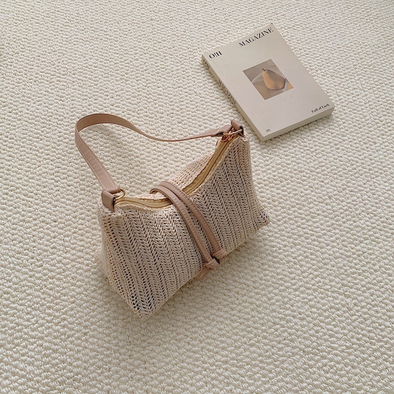 Ženska torbica od pletene trave – lagana, jednobojna, s ramenskim remenom (crossbody), minimalistički stil, 2026
