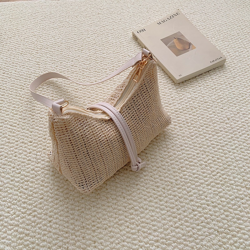 Ženska torbica od pletene trave – lagana, jednobojna, s ramenskim remenom (crossbody), minimalistički stil, 2026