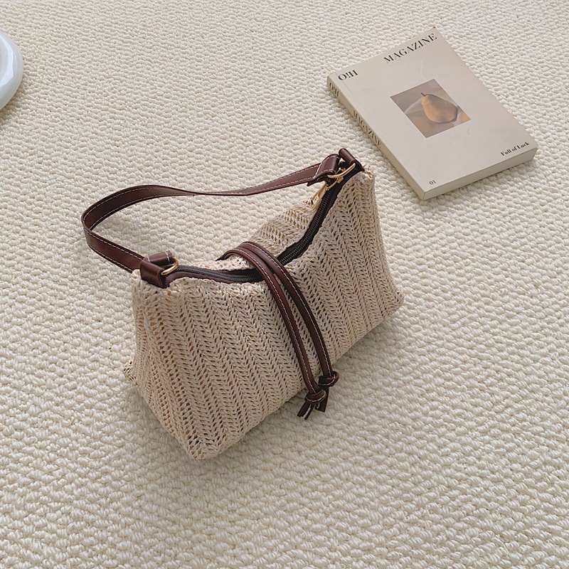 Ženska torbica od pletene trave – lagana, jednobojna, s ramenskim remenom (crossbody), minimalistički stil, 2026