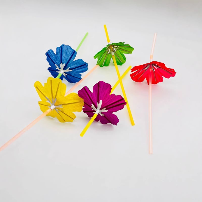 Koktel slamke s havajskim motivom za uređenje stola, kišobrančići s hibiskusom