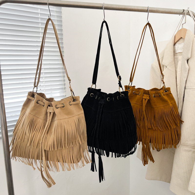 Ženska PU torbica s resicama, bucket torba sa šniranjem zatvaranja, mala veličina, preko ramena ili kao crossbody, europsko-američki retro stil