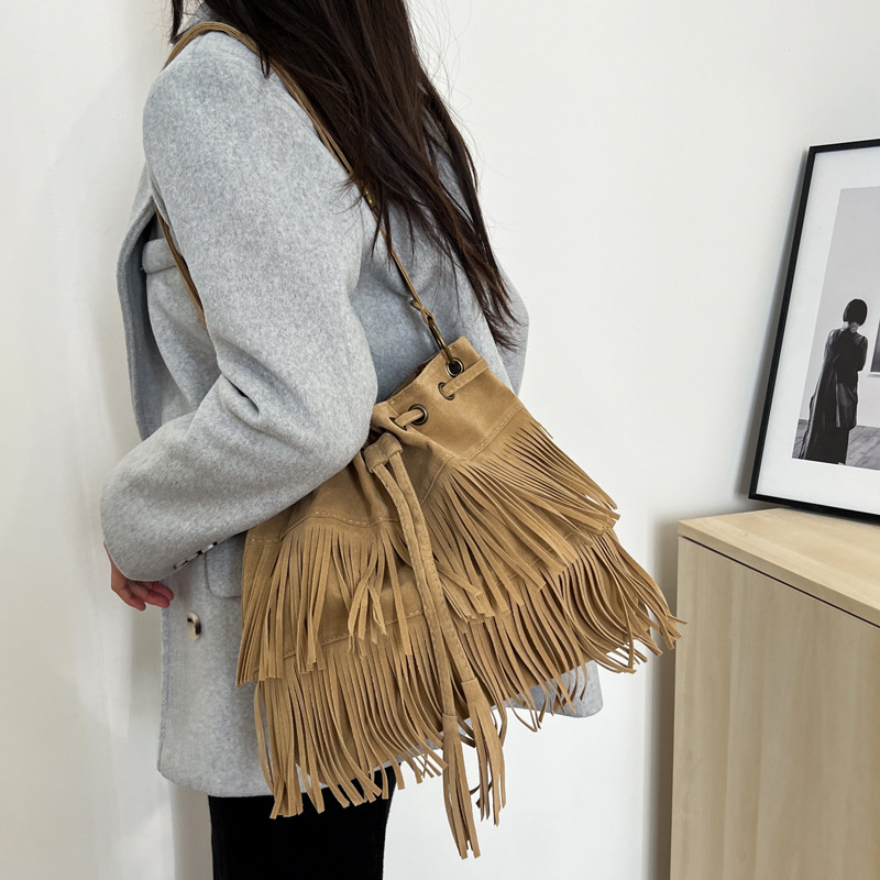 Ženska PU torbica s resicama, bucket torba sa šniranjem zatvaranja, mala veličina, preko ramena ili kao crossbody, europsko-američki retro stil