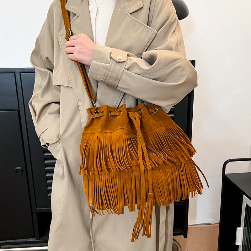 Ženska PU torbica s resicama, bucket torba sa šniranjem zatvaranja, mala veličina, preko ramena ili kao crossbody, europsko-američki retro stil