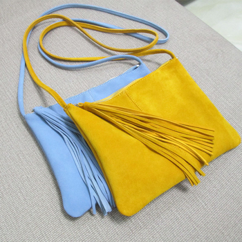 Ženska crossbody torba od matne kože s resicama i detaljima od nubuka, srednje veličine
