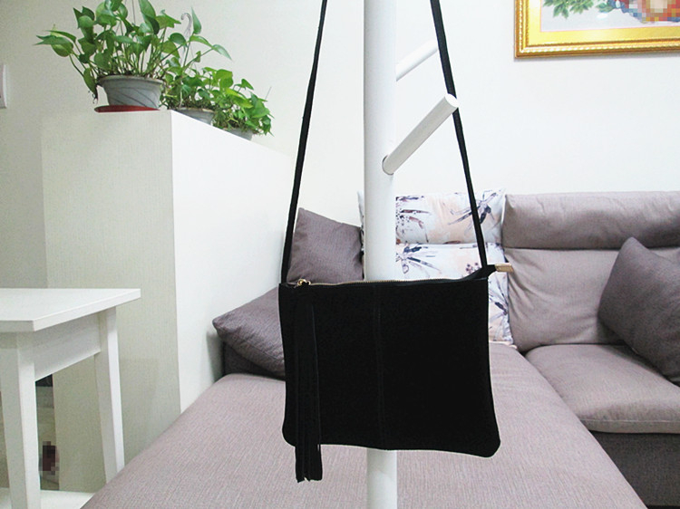 Ženska crossbody torba od matne kože s resicama i detaljima od nubuka, srednje veličine