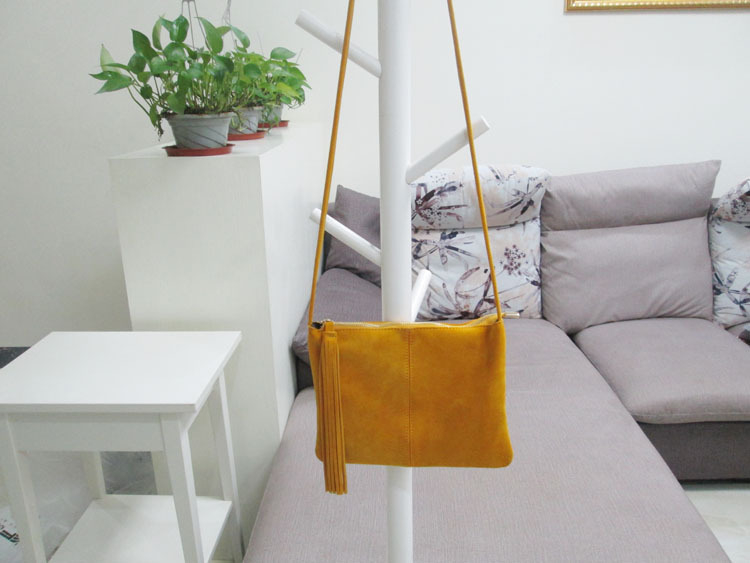Ženska crossbody torba od matne kože s resicama i detaljima od nubuka, srednje veličine