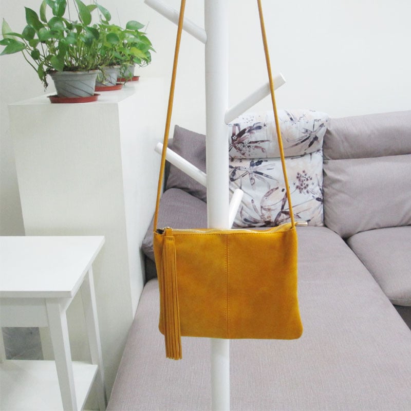 Ženska crossbody torba od matne kože s resicama i detaljima od nubuka, srednje veličine