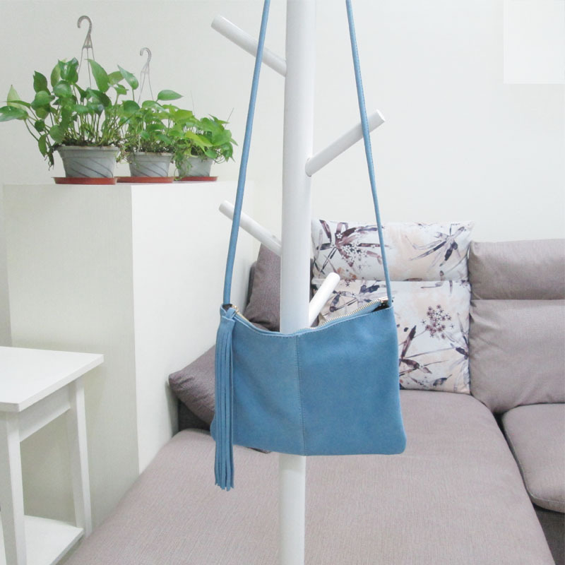 Ženska crossbody torba od matne kože s resicama i detaljima od nubuka, srednje veličine