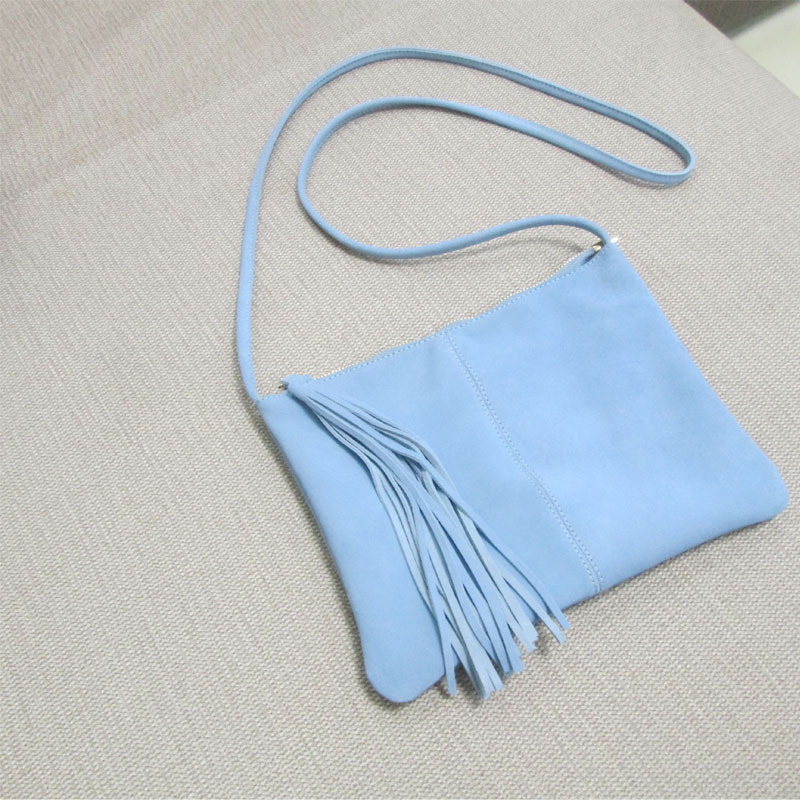Ženska crossbody torba od matne kože s resicama i detaljima od nubuka, srednje veličine