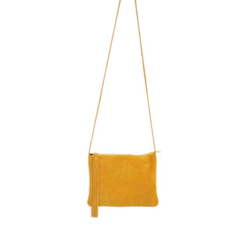 Ženska crossbody torba od matne kože s resicama i detaljima od nubuka, srednje veličine