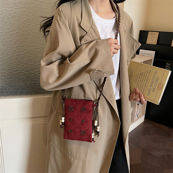 Ženska torbica preko ramena u etničkom stilu s perlicama i vezom, džep za telefon, resica, crossbody (2026)