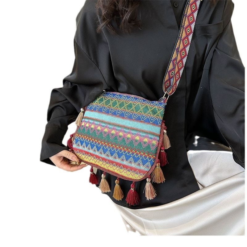 Ženska crossbody torbica u etničkom stilu, sa resicama, bucket oblikom, široka naramenica