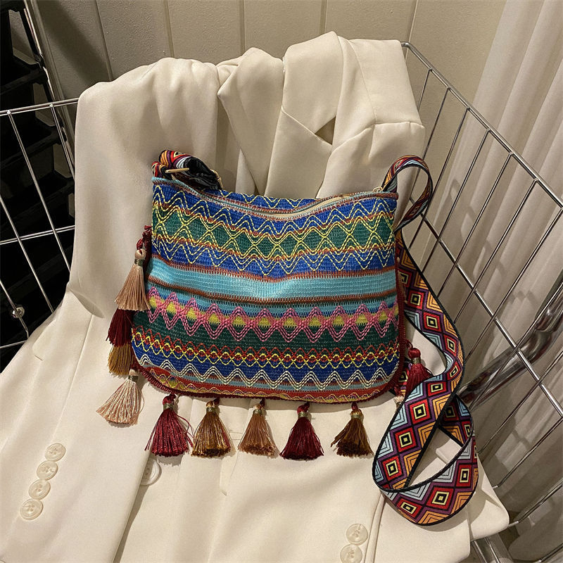 Ženska crossbody torbica u etničkom stilu, sa resicama, bucket oblikom, široka naramenica
