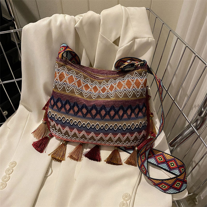 Ženska crossbody torbica u etničkom stilu, sa resicama, bucket oblikom, široka naramenica