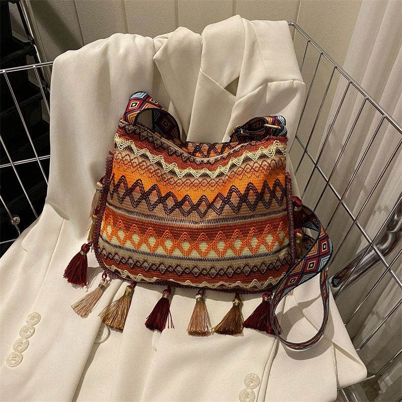 Ženska crossbody torbica u etničkom stilu, sa resicama, bucket oblikom, široka naramenica