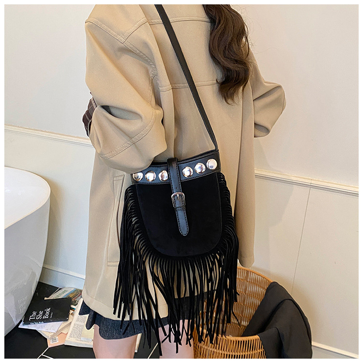 Ženska velur torbica s resicama, mini veličine, crossbody, bucket stil, jesen 2025