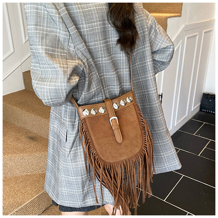 Ženska velur torbica s resicama, mini veličine, crossbody, bucket stil, jesen 2025