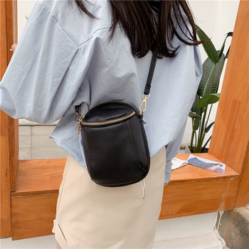 Ženska mini torbica od prave kože, vertikalnog dizajna, crossbody s kaišem, model 2025