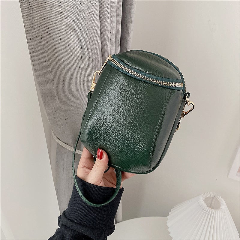 Ženska mini torbica od prave kože, vertikalnog dizajna, crossbody s kaišem, model 2025