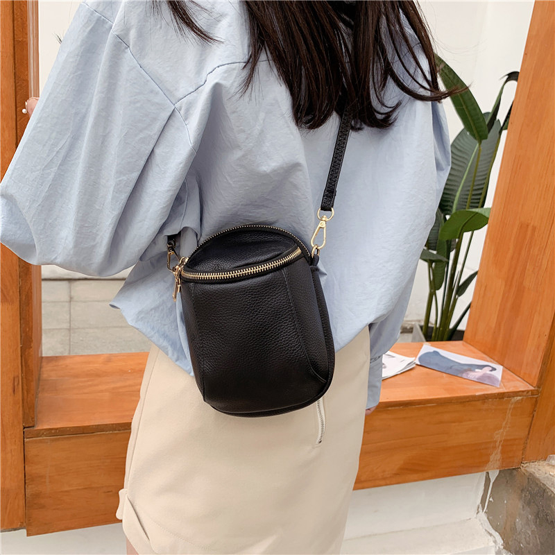 Ženska mini torbica od prave kože, vertikalnog dizajna, crossbody s kaišem, model 2025