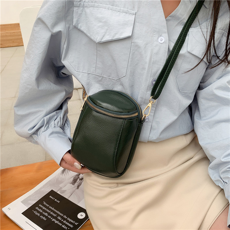 Ženska mini torbica od prave kože, vertikalnog dizajna, crossbody s kaišem, model 2025