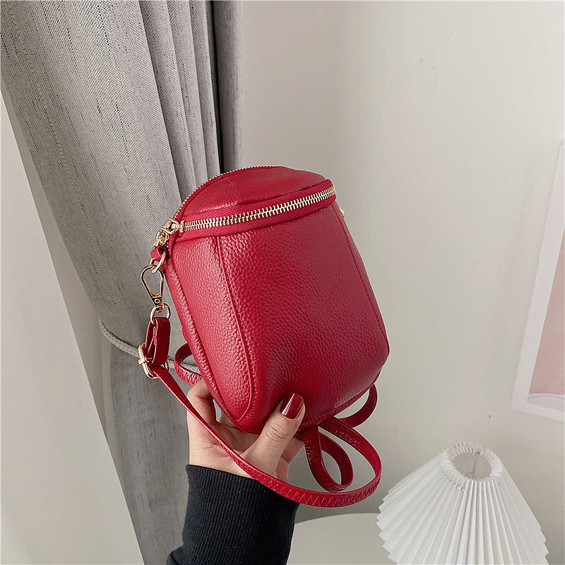 Ženska mini torbica od prave kože, vertikalnog dizajna, crossbody s kaišem, model 2025