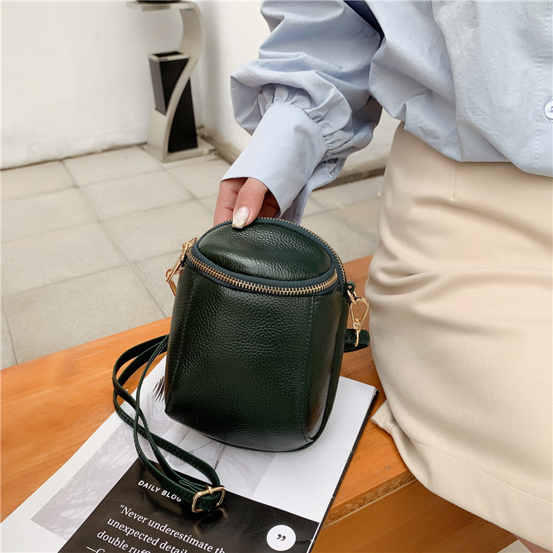 Ženska mini torbica od prave kože, vertikalnog dizajna, crossbody s kaišem, model 2025