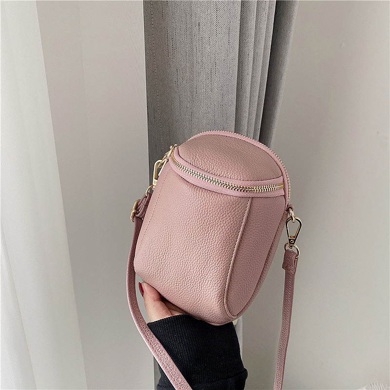 Ženska mini torbica od prave kože, vertikalnog dizajna, crossbody s kaišem, model 2025