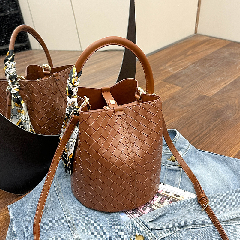 Ženska torba tipa kofa 2025 – novi model, crossbody ili ručna, pletena tekstura, velika kapacitet, PU materijal, zatvarač, unutarnja džep za mobitel.