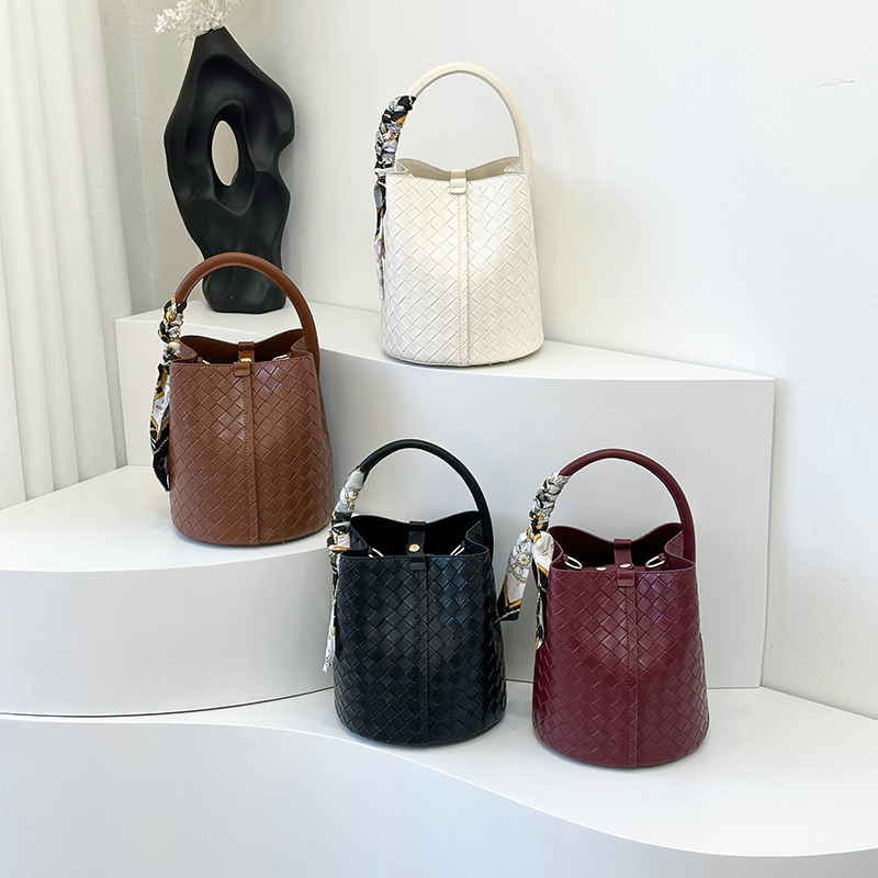 Ženska torba tipa kofa 2025 – novi model, crossbody ili ručna, pletena tekstura, velika kapacitet, PU materijal, zatvarač, unutarnja džep za mobitel.