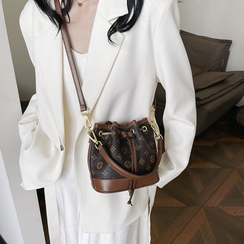 Ženska bucket torbica visoke kvalitete s teksturom, 2026. novi model u korejskom stilu, svestrana elegantna svakodnevna torbica preko ramena ili crossbody