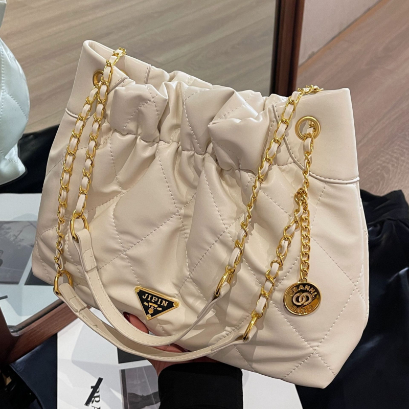 Ženska bucket torba u Chanel stilu s dijamantnim šivanjem, lančani remen, jednofarbna tote torba s velikim kapacitetom, model 2024, za svakodnevnu upotrebu