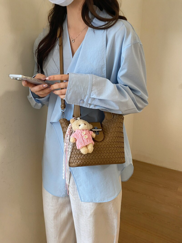 Ženska crossbody torba s pletenim uzorkom, 2026 novi model, inspirirano korejskim stilom, sladak privjesak medvjedić